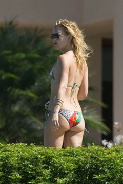 8. Kate Hudson – bikini at the beach, 2009