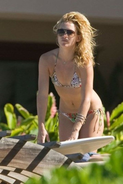 12. Kate Hudson – bikini at the beach, 2009