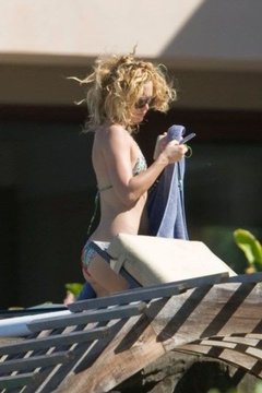 13. Kate Hudson – bikini at the beach, 2009