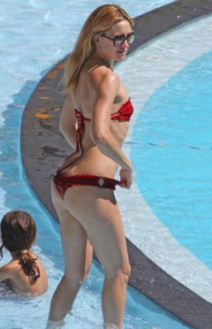 7. Kate Hudson – red bikini, 2008