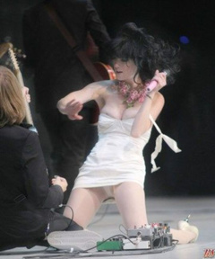 1. Katy Perry – Wardrobe Malfunction during a show, 2008