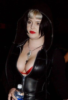 1. Kelly Osbourne – cleavage, 2004