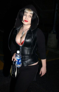 3. Kelly Osbourne – cleavage, 2004