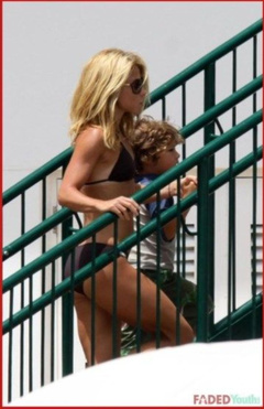 5. Kelly Ripa – bikini, 2009