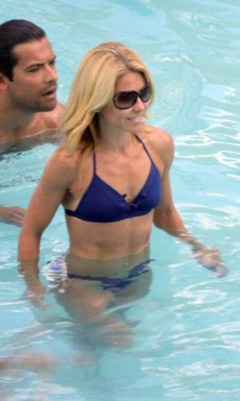 17. Kelly Ripa – bikini, 2009