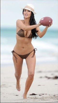 2. Kim Kardashian – bikini, 2009