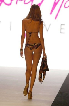 6. Laura Dundovic Sexy – Aussie Fashion Week, 2009