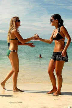 4. Maria Menounos – bikini, 2009