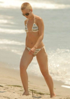 3. Mena Suvari – bikini at the beach, 2007