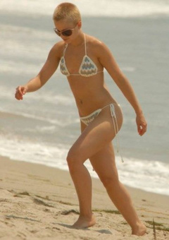 4. Mena Suvari – bikini at the beach, 2007