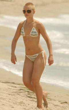6. Mena Suvari – bikini at the beach, 2007