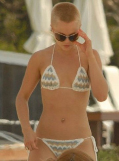 7. Mena Suvari – bikini at the beach, 2007