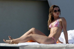 10. Mena Suvari – bikini, 2009