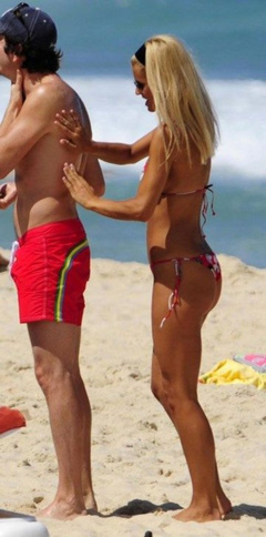 3. Michelle Hunziker – bikini, 2009