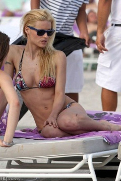 15. Michelle Hunziker – red bikini, 2010