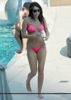 16. Miley Cyrus – pink bikini, 2009