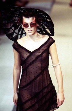 2. Milla Jovovich – catwalk oops