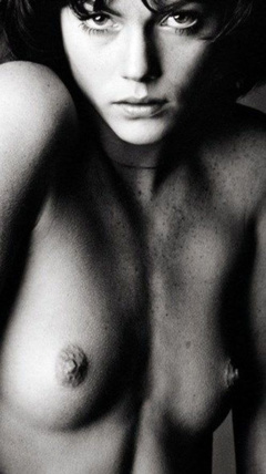 3. Mini Anden – topless photoshoot