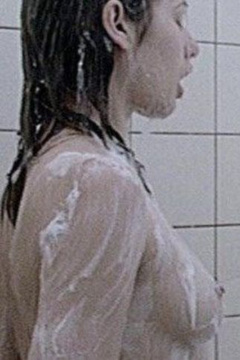 9. Olga Kurylenko Naked – L'annulaire, 2005