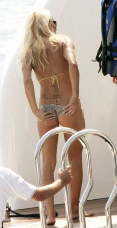 9. Pamela Anderson – Topless sunbathing, 2006