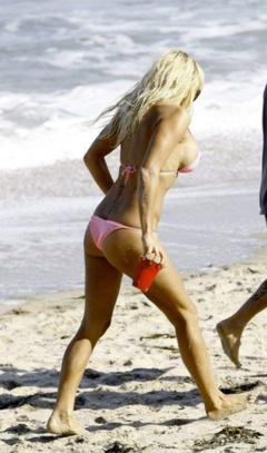 1. Pamela Anderson – bikini, 2009
