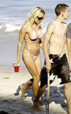 2. Pamela Anderson – bikini, 2009