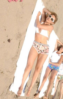 5. Rachael Leigh Cook Sexy – white bikiki, 2008