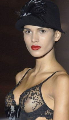 1. Raica Oliveira – catwalk oops, 2001