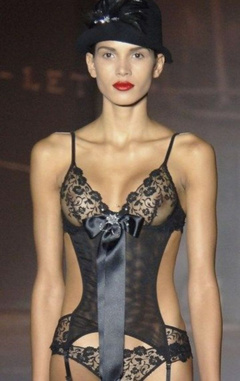 2. Raica Oliveira – catwalk oops, 2001