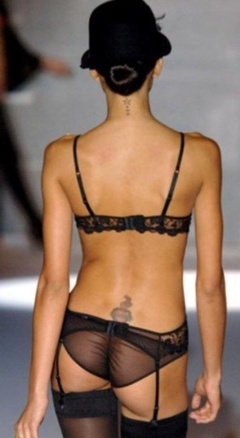 3. Raica Oliveira – catwalk oops, 2001