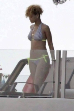 1. Rihanna – bikini, 2010