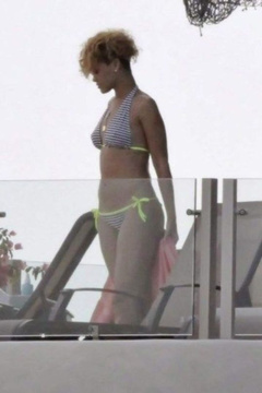 2. Rihanna – bikini, 2010