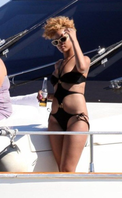 7. Rihanna – black bikini, 2010