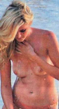 2. Sarah Dunn – topless at the beach, 2006