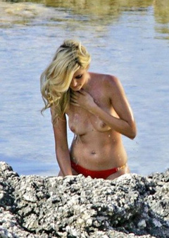 4. Sarah Dunn – topless at the beach, 2006