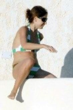 2. Sarah Michelle Gellar – Sunbathing in Cabo, 2007