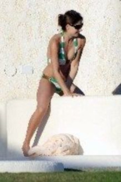 3. Sarah Michelle Gellar – Sunbathing in Cabo, 2007