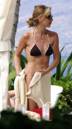 2. Sarah Michelle Gellar – sunbathing, 2005