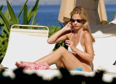 4. Sarah Michelle Gellar – sunbathing, 2005