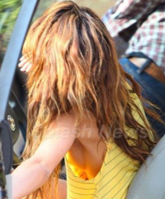 6. Shenae Grimes – boob oops, 2009