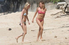 17. Sienna Miller – bikini, 2009