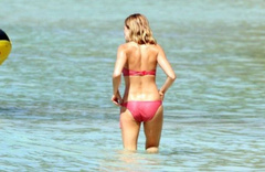 2. Sienna Miller – bikini, 2009