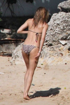 8. Sienna Miller – bikini, 2009