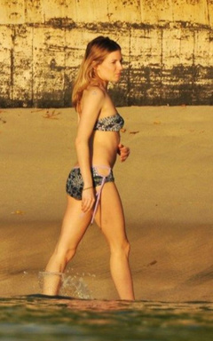 13. Sienna Miller – bikini, 2009