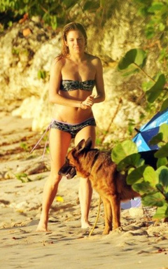 17. Sienna Miller – bikini, 2009