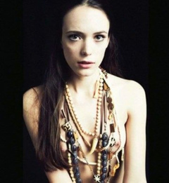 3. Stacy Martin Naked – La dame dans l'auto avec des lunettes et un fusil, 2015