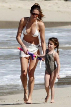 8. Stephanie Seymour – bikini, 2008