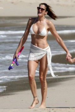 9. Stephanie Seymour – bikini, 2008