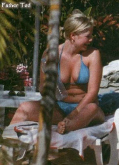 1. Suzanne Shaw – bikini