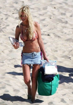 2. Tara Reid – red bikini, 2007